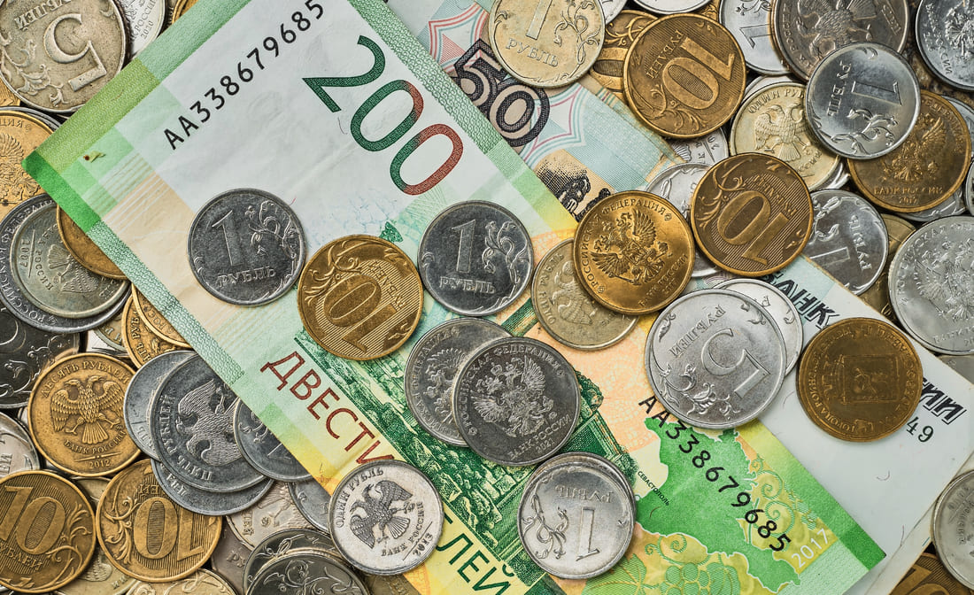 deneznye-monety-i-banknoty-v-rossiiskih-rublah-razbrosannye-kucei-na-stolesnice-idea-dla-fona-ili-bannera-dla-novostei-rynka_1_1.jpg